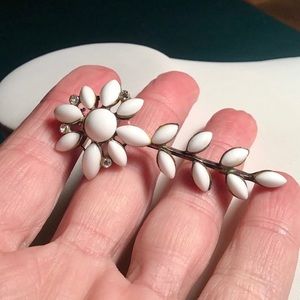 ❤️VINTAGE Milk Glass Flower Brooch